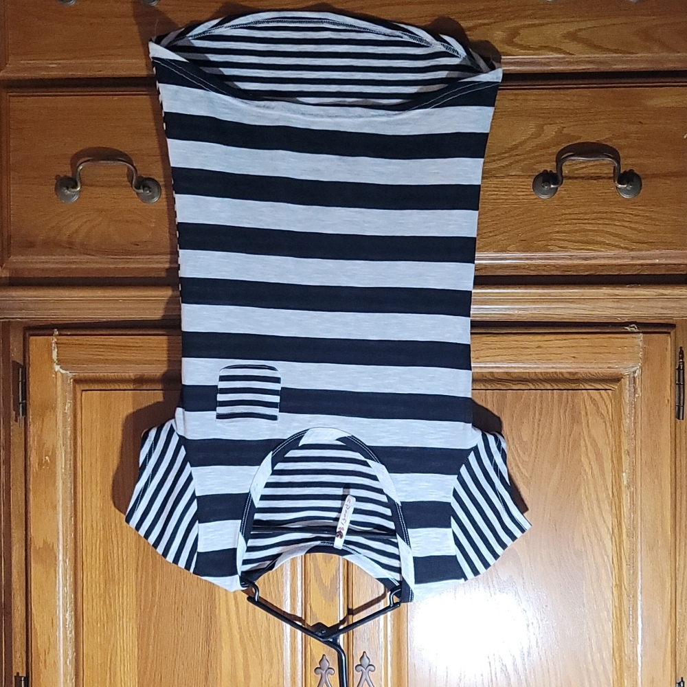 Black/white short sleeve shirt